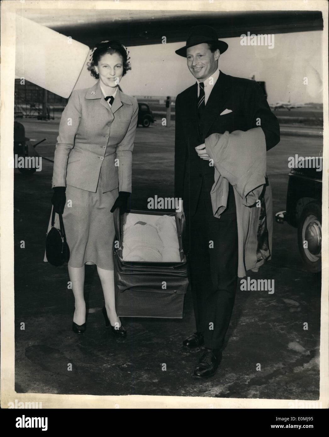 6. Juni 1955 - Deutsch Prinz und seine Frau fliegen nach Deutschland für dreifache Taufe: fliegt von London nach Deutschland heute Abend wurden Prinz und Prinzessin Friedrich von Preußen mit ihren zwei Kindern, Prince Rupert und Prinzessin Antonia. Sie werden dort für eine dreifache Taufe Morgen in der historischen Burg Hohenzollern, in der Nähe von Stuttgart. Fügen sie in Deutschland wird Prinz Friedrich Schwester sein deren sechs Monate alte Tochter auch getauft werden. Sie war früher Prinzessin Cecilia heiratete einen US-amerikanischer Architekt. Prinz Friedrich ist ein Hohenzollern und ein Enkel von Kaiser Wilhelm Stockfoto