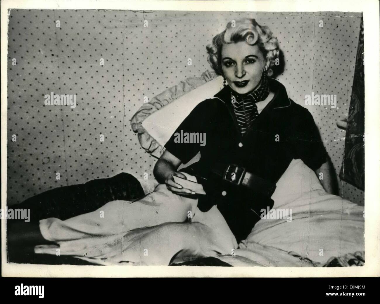 6. Juni 1955 - Modell verurteilt zum Tod-für Mord Frau Ruth Ellis: zwanzig acht Jahre alte Modell Frau Ruth Ellis zum Tode, gestern im Old Bailey für den Mord an ihrem geliebten David Blakel verurteilt wurde. Es wurde heute bekannt gegeben, dass sie nicht auf Rechtsmittel gegen das Urteil ist. Das Foto zeigt. Ruth Ellis hat Frau. Sie erklärte dem Gericht, dass sie Liebesaffären mit zwei Frauen gleichzeitig hatte. Stockfoto