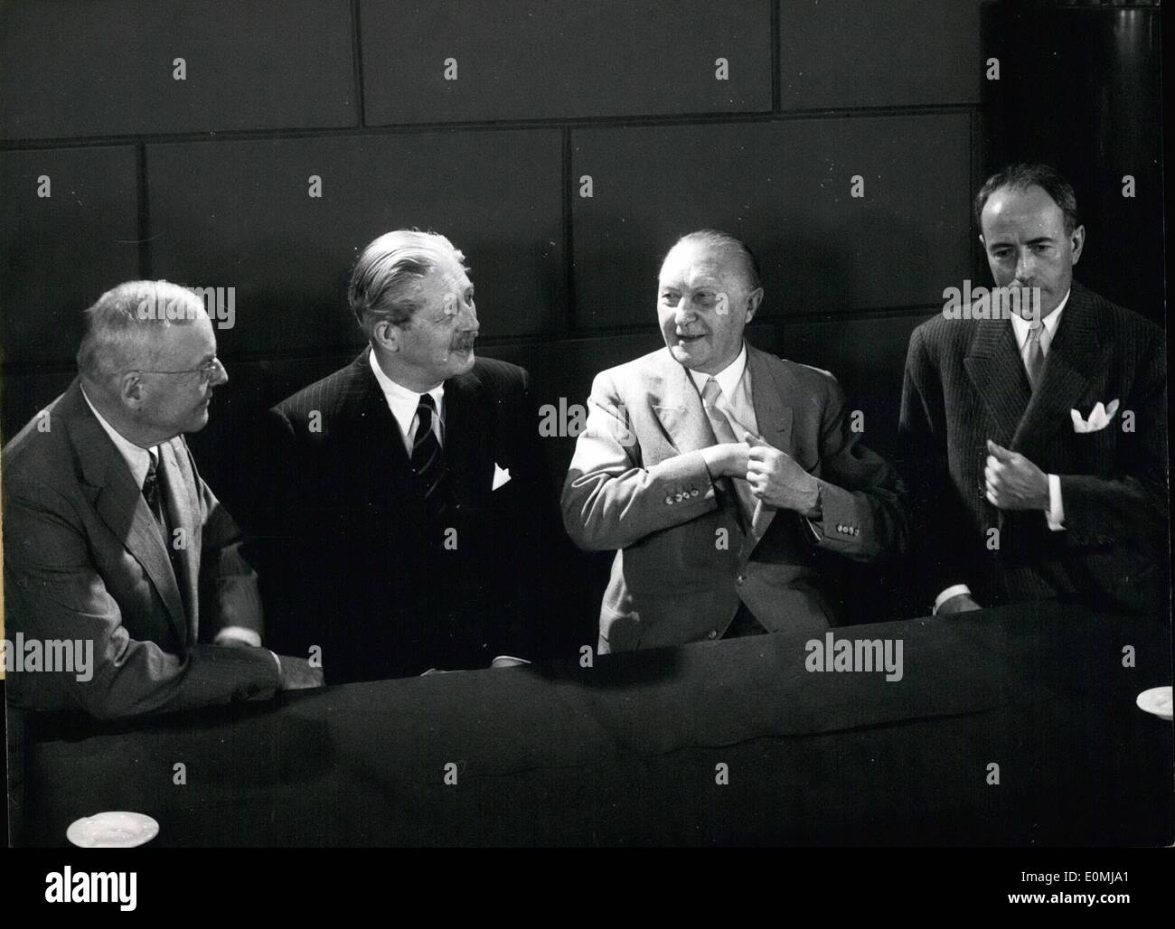 6. Juni 1955 - mit seiner Hand auf sein Herz...... Dr. Adenauer, deutscher Bundeskanzler, ist schwor, dass er nach dem Treffen mit den Russen bei ihrem Treffen am Waldorfastor in der Western Union stehen bleiben wird. OPS: Dulles, McMillan, Adenauer und Pinay. Stockfoto