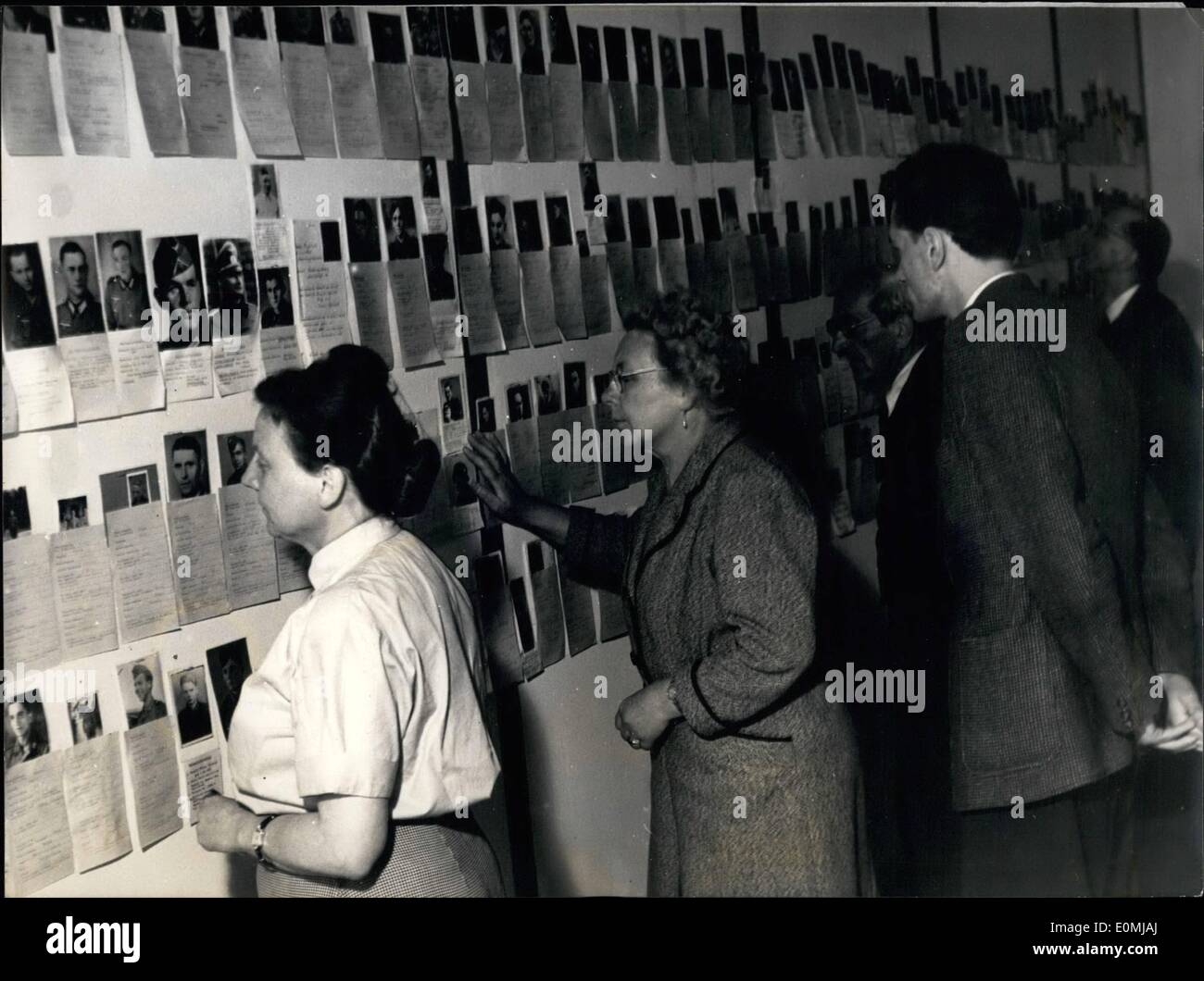 6. Juni 1955 - Ex-Häftling-von-Krieg-treffen in Hannover: von Hannover aus dem 17. bis 19. Juni findet das größte Treffen der ehemalige Kriegsgefangene seit Kriegsende. Eine Ausstellung von mehr als 3 werden.000 Bilder von verpassten Soldaten helfen, herauszufinden, was mit vielen von ihnen passiert. Stockfoto