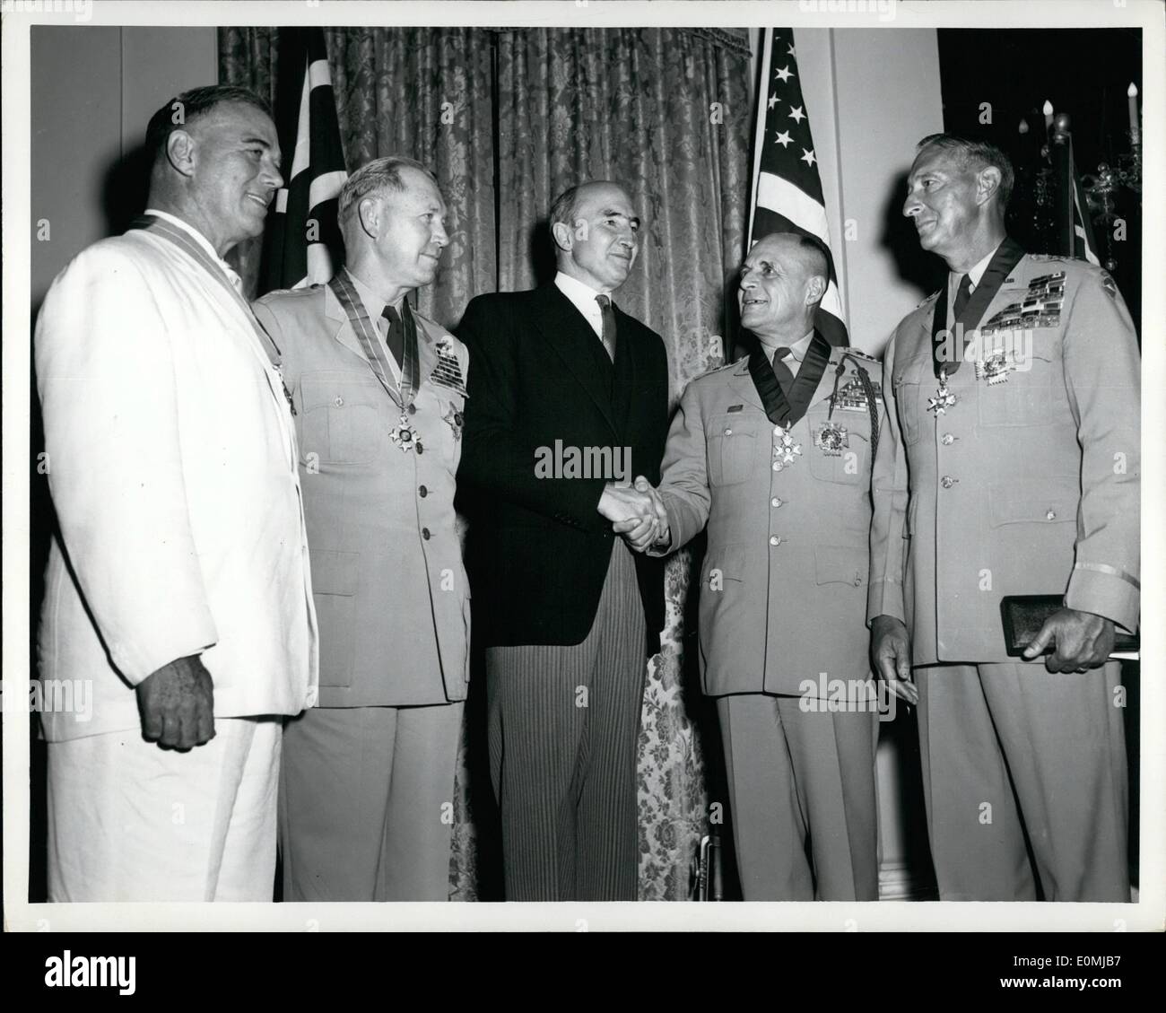 6. Juni 1955 - verliehenen britische Botschafter Sir Roger zubereitet (Mitte) Dekorationen auf 54 amerikanische Offiziere und Männer im Auftrag von Stockfoto