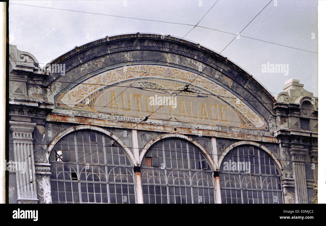 Auto-Industrial ist ein historisches Garagengebäude in Lissabon, Portugal, das mit Industriearchitektur und Automobilgeschichte verbunden ist. Stockfoto