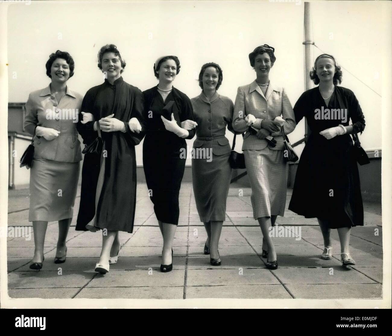 30. August 1955 - neu ernannten '' Community Relations Officers''.: sechs der zwölf neu ernannten einen '' Community Relations Officers'' ernannt durch das Air Ministry auf die U.S.A.F Luft Fälle in diesem Land - waren im Asadtral House, Theobalds Straße heute Morgen gesehen werden. Ihre Aufgaben umfassen die Bereitstellung von Informationen über lokale Aktivitäten an amerikanischem Personal mit dem Ziel der Herbeiführung einer Situation in der amerikanischen Flieger zu britischen Häuser eingeladen werden. Foto zeigt die sechs jungen Damen heute Morgen Stockfoto