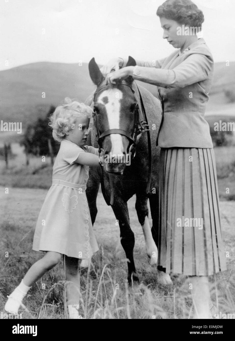 Königin Elizabeth II. und Prinzessin Anne mit einem Pony auf Balmoral Castle Stockfoto
