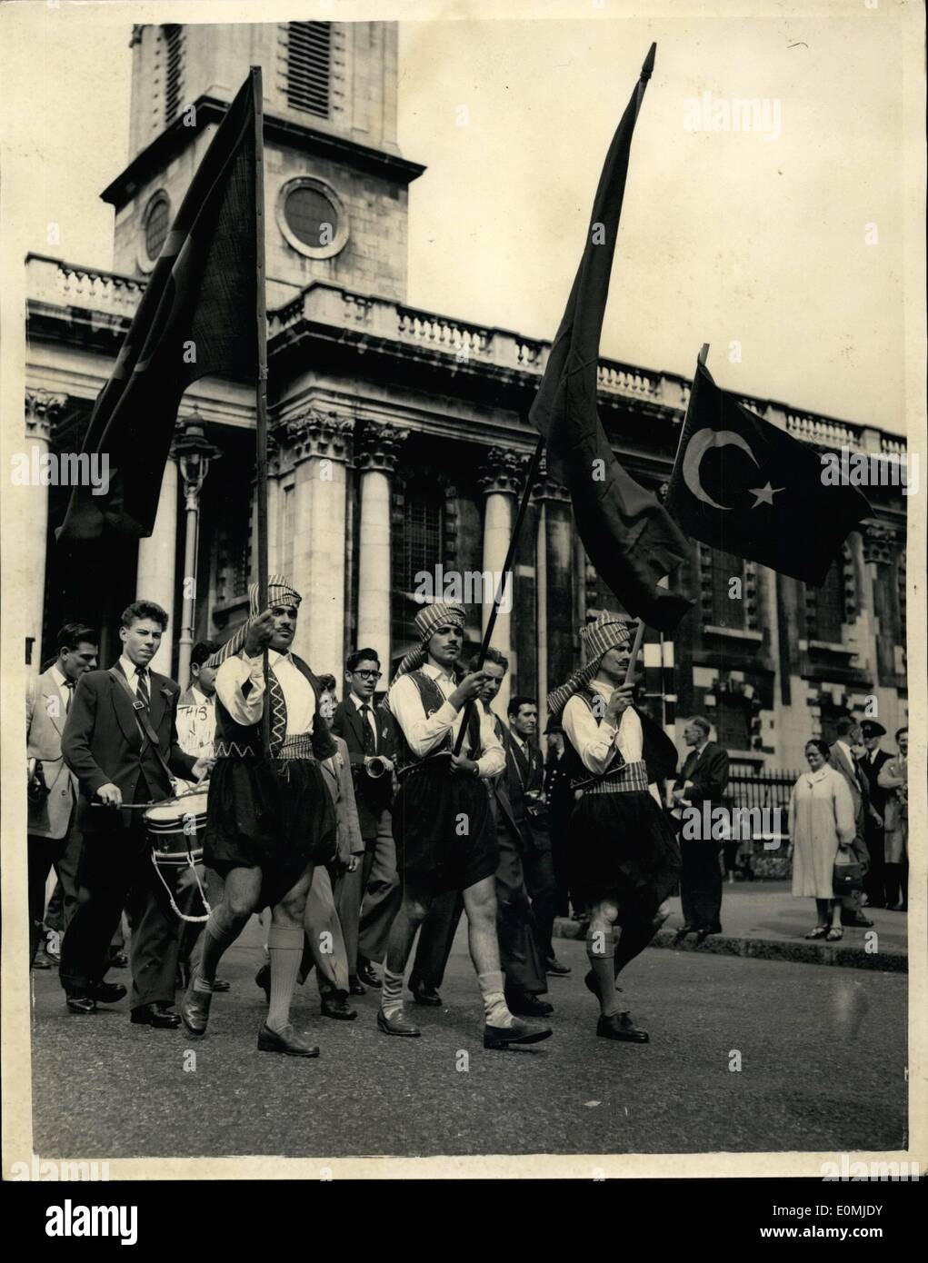 Sep 04, 1955 - 09.04.55, die 4.000 zypriotischen Türken durch London, Masse treffen auf dem Trafalgar Square zu marschieren. Etwa 4.000 Türken nahmen an einer Straße Prozession in London und später bei einem Masse treffen am Trafalgar Square. Die Einberufung durch die Zypern ist Türkisch Association in London. Foto zeigt: Unterwegs die Prozession diese Mitglieder des Vereins waren in türkische Tracht gekleidet. Stockfoto