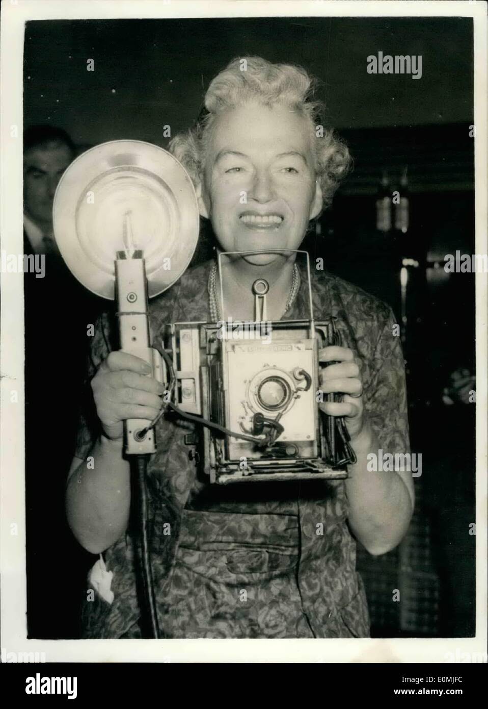 Sept. 09, 1955 - Gracie Fields In London. Bereit für den kommerziellen TV: Ein Empfang im Prince Of Wales Theatre für Gracie Fields - hielt der nach London, um in die Öffnung kommerzielle TV-Programm erscheint nächste Woche zurückgekehrt ist. Foto zeigt Gracie Fields verwendet eine Kamera selbst während der Aufnahme heute Nachmittag. Stockfoto Sept. 09, 1955 - Gracie Fields In London. Bereit für den kommerziellen TV: Ein Empfang im Prince Of Wales Theatre für Gracie Fields - hielt der nach London, um in die Öffnung kommerzielle TV-Programm erscheint nächste Woche zurückgekehrt ist. Foto zeigt Gracie Fields verwendet eine Kamera selbst während der Aufnahme heute Nachmittag. Stockfoto