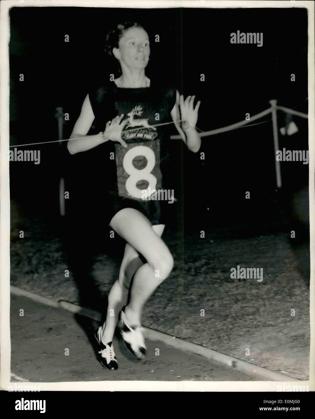 Sept. 09, 1955 - International Athletic treffen in White City... Diana legt sich neue Welt Rekord. Großbritanniens Diana Leather einrichten einen neuen Weltrekord für die Veranstaltung eine Meile mit 4 min. 45 Sek. in der International Athletic Meeting in White City heute Abend. Sie brach ihre eigenen Rekord von 4 min 50,8 sec... : Keystone Foto Diana Leather überqueren das Band zum Einrichten einer neuen Welt aufnehmen dieser Abend! Stockfoto
