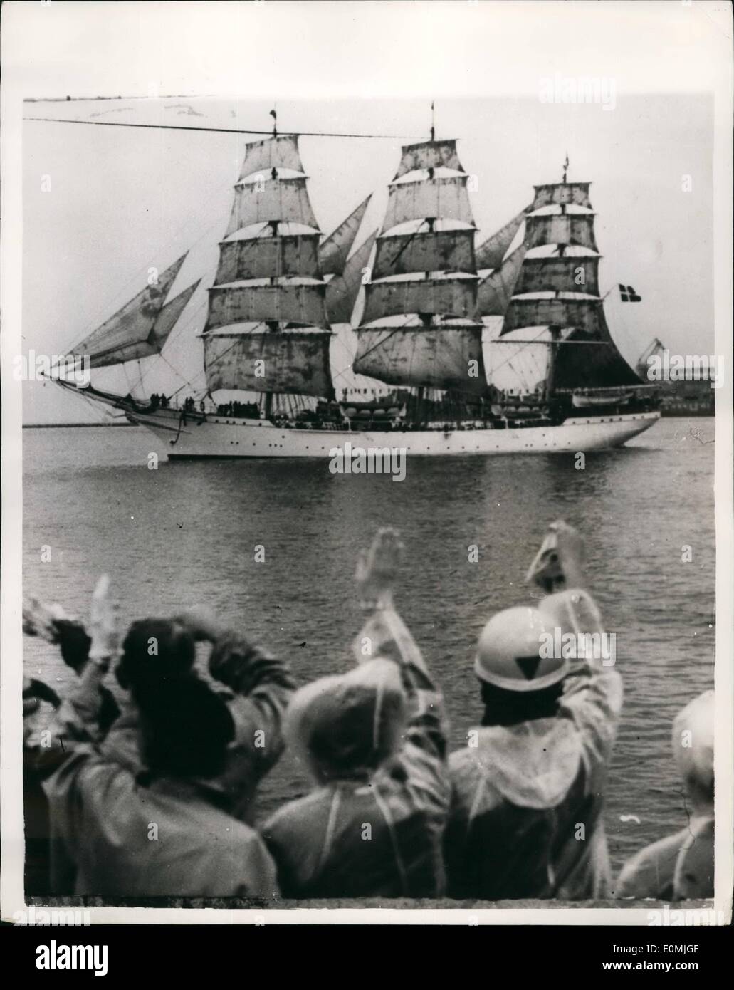 Sept. 09, 1955 - die dänischen training Schiff "Danmark" Blätter für Kreuzfahrt nach Madeira; Die dänische Schulschiff '' Danmark'' links Kopenhagen vor kurzem für ein halbes Jahr Kreuzfahrt nach Madeira, der Westindischen Inseln, Jamaika und Florida. Alle Eltern der jungen an Bord hatte den Kapitän mit Dutzenden von Paketen übertragen - Weihnachtsgeschenke um zum gegebenen Zeitpunkt übergeben werden. Foto zeigt die Szene als die '' Danmark'' Segel von Kopenhagen zu Beginn der langen Cruse entfernt. Stockfoto