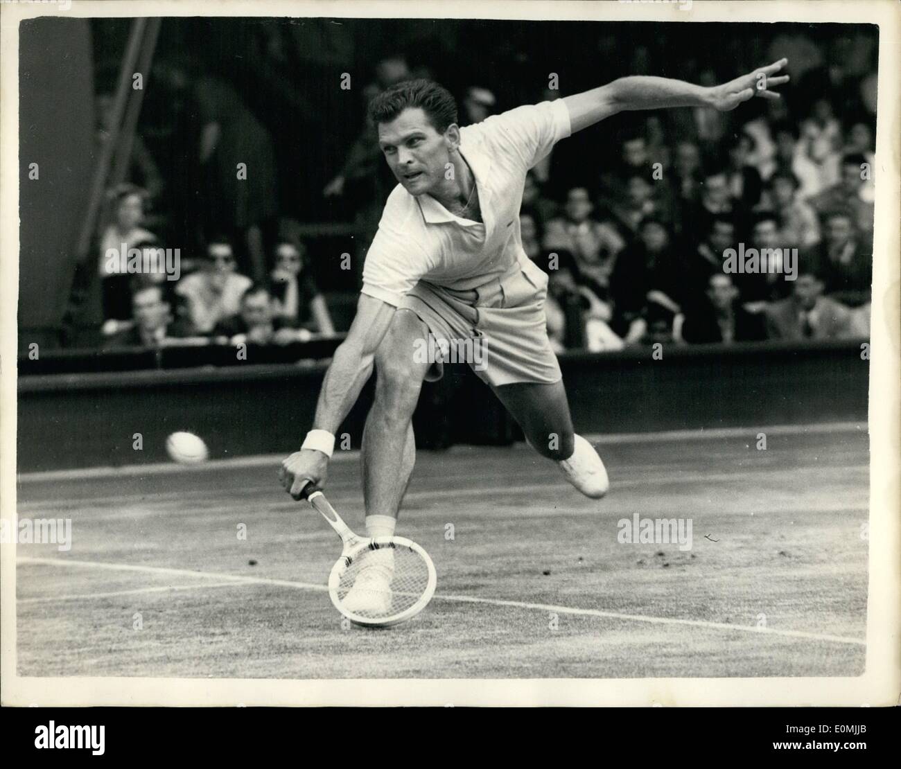 6. Juni 1955 - weiter Wimbledon-Turnier. Budge Patty schlägt Lew Hoad. Foto zeigt Budge Patty (USA) im Kampf gegen L.A. Hoad (Australien), während heute ihr Match in Wimbledon. Patty gewann in drei Sätzen. Stockfoto