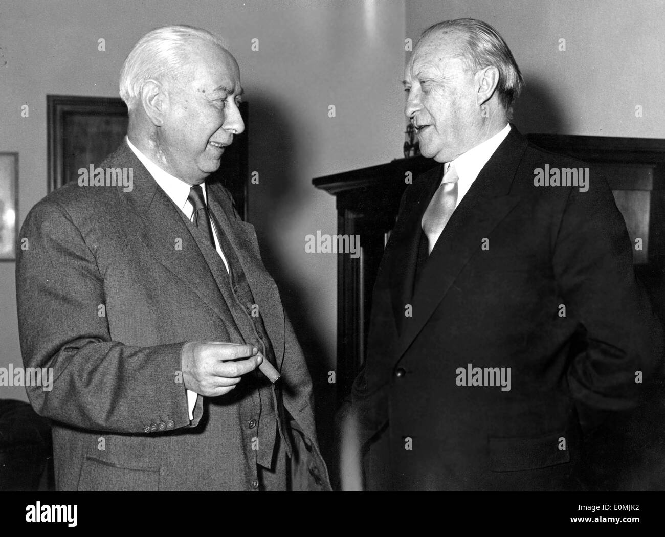 Dr. Adenauer trifft sich mit Präsident Theodor Heuss Stockfoto