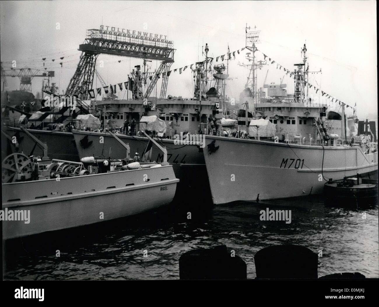 9. Juni 1955 - 23 Kriegsschiffe Hamburg zu besuchen. Im Bild sind nur einige der britischen und französischen Schiffe im Hamburger Hafen werden soll. Dazu gehören: einer britischen Fregatte, zwei britischen u-Boot-Jäger, neun französische Grube Kehrmaschinen und ein französischer Kreuzer. Abgebildet sind die französischen minesweeper(foreground) und der Kreuzer in den Rücken. Stockfoto