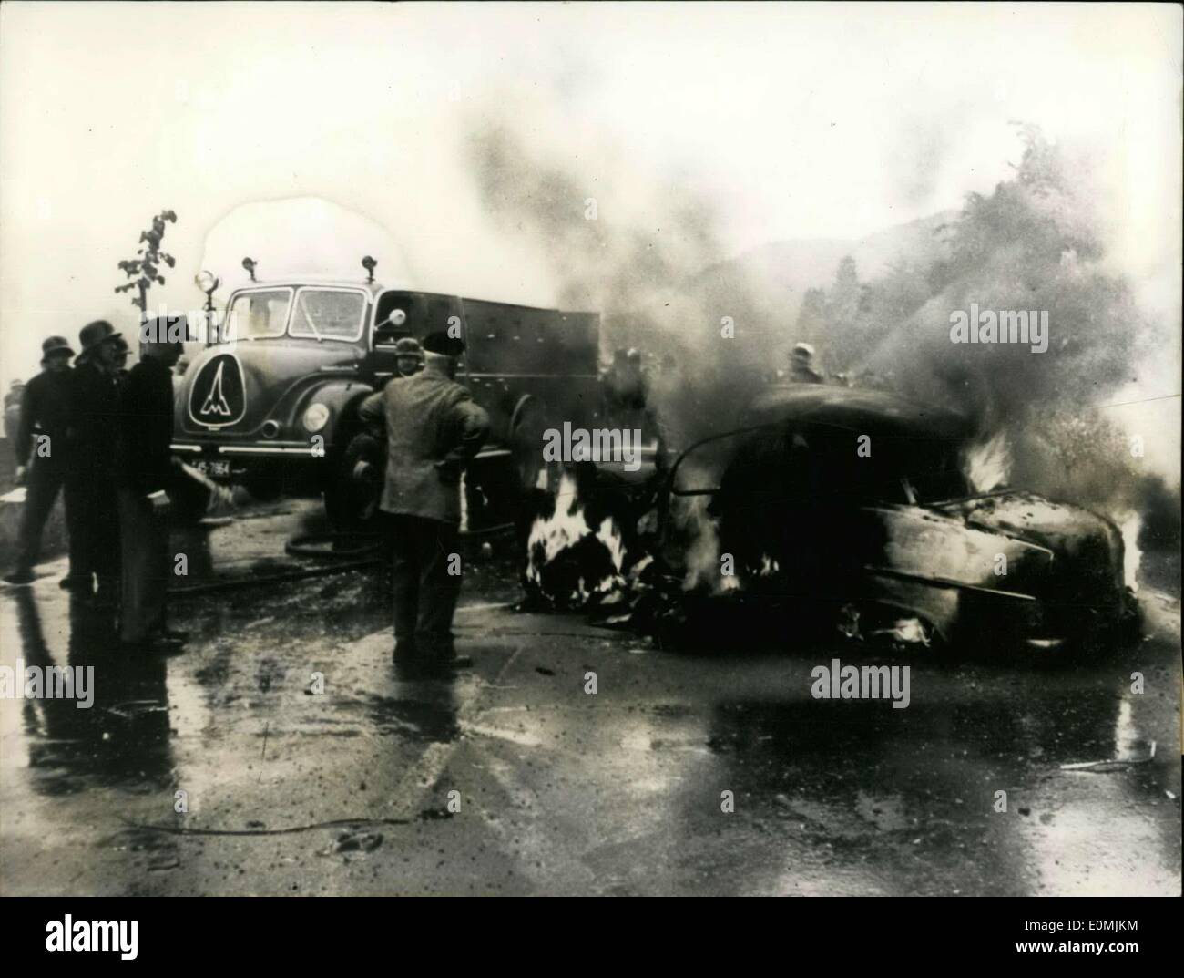 10. Juni 1955 - Hit Fragmente von einem Düsenjäger; die explodierte in Rhens bei Koblenz wurde dieses Auto. Der Fahrer verbrannte, während die anderen Passagiere drehen Wunden erlitten. Ein anderes Auto und einige Häuser zwei Feuer gefangen, durch die Verbrennung von Kerosin verloren durch das Flugzeug, dessen Pilot starb. Stockfoto