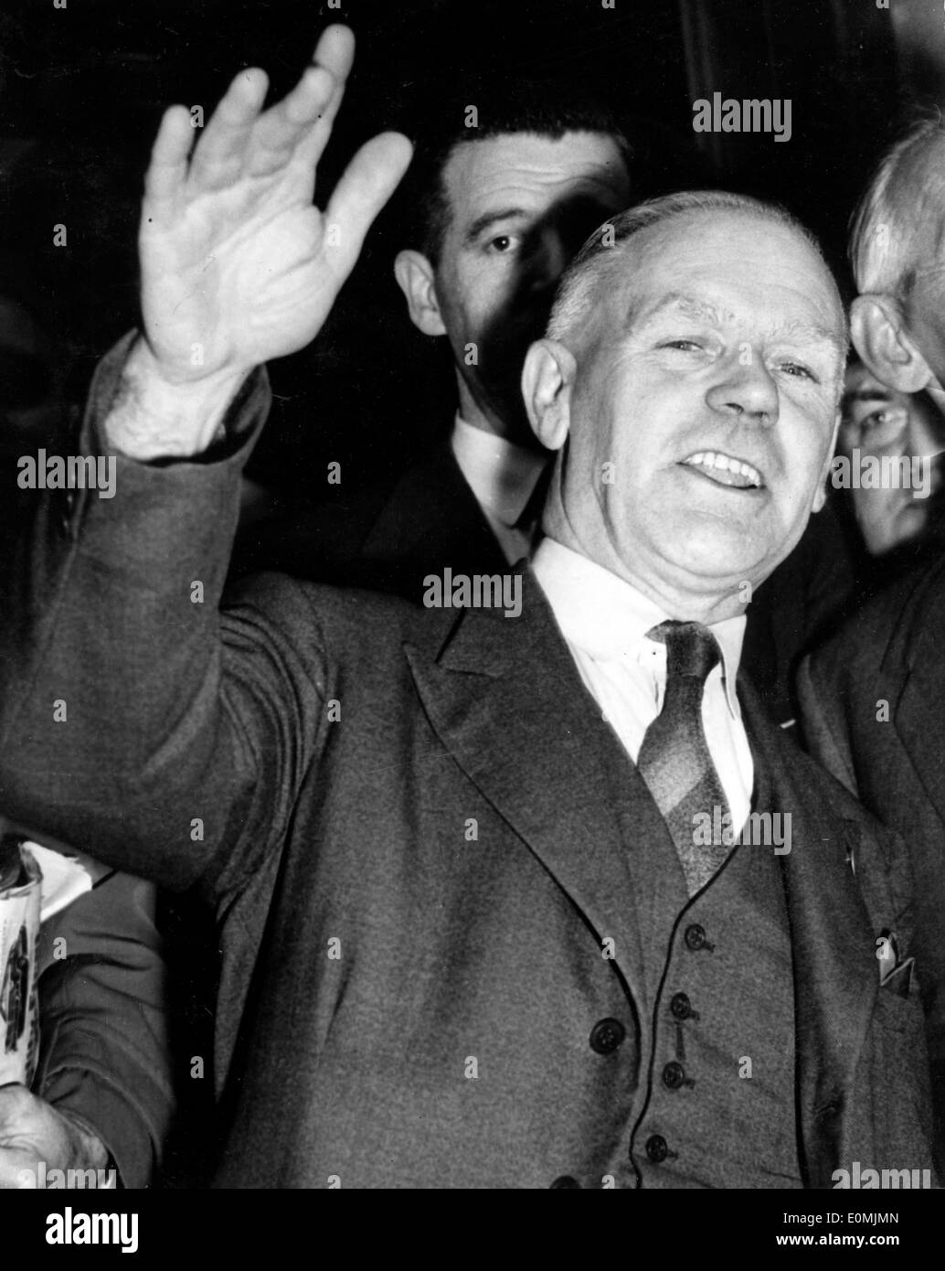 14. Juni 1955; London, UK; Der Eisenbahnerstreik endete heute Abend nach allen Tag Vorträge an das Arbeitsministerium zwischen Sir Brian Robertson, Vertreter der British Transport Commission und die beiden Schiene Gewerkschaften. Das Bild zeigt Herrn JIM BATY, die A.S.L.E.F. Chef Smilling als winkt dem Publikum wie er das Arbeitsministerium nach der Beilegung des Streiks verlässt. Stockfoto