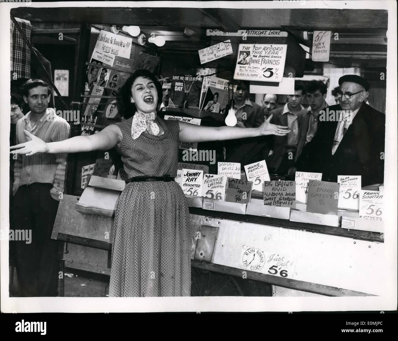 Sept. 09, 1955 - Aufnahme Sterne verkauft ihre eigenen Datensätze in der Petticoat Lane. Jo Searle hat Datensätze am Stall ihres Vaters in London Petticoat Lane für eine Reihe von Jahren verkauft. Sie war gestern - es abzuwarten selling Records- aber jetzt die Datensätze, die sie verkauft enthält einige ihrer eigenen - in der Rolle der Anne Francis - neueste britische Jazz-Sängerin - denn sie sind ein und dasselbe Mädchen. Jo hat die Zuschauer ein Genuss eine durch die Sünde für sie. das Foto zeigt Jo Searle & Anne Francis gesehen, wie sie für die Käufer - in ihres Vaters Rekord Personal in der Petticoat Lane gestern singt. Stockfoto