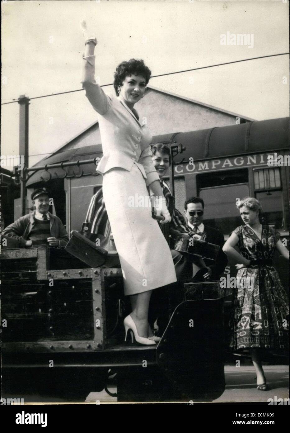 30. Juni 1955 - kam die schöne italienische Star, Gina Lollobrigida, heute Morgen am Bahnhof Lyon. Sie werden ihren nächsten Film in Frankreich mit Anne Vernon geschossen werden. Hier ist sie auf einem Wagen an der Station winken für Bewunderer mit Anne Vernon hinter ihr. Stockfoto