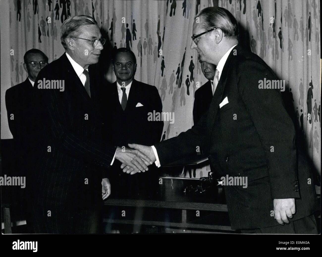30. Juni 1955 - Hilfe militärische Abkommen unterzeichnet. Minister für auswärtige Angelegenheiten Dr. von Brentano und Botschafter Dr. Inhalteanbieter unterzeichnet der deutsch-US-amerikanischer Militärhilfe am Donnerstagnachmittag im Auswärtigen Amt in Bonn. Das Abkommen ist in 000,000,000 Dollar Wert. Im Bild: Minister für auswärtige Angelegenheiten von Brentano und Botschafter Conent den Austausch von guten Wünsche nach der Unterzeichnung. Stockfoto