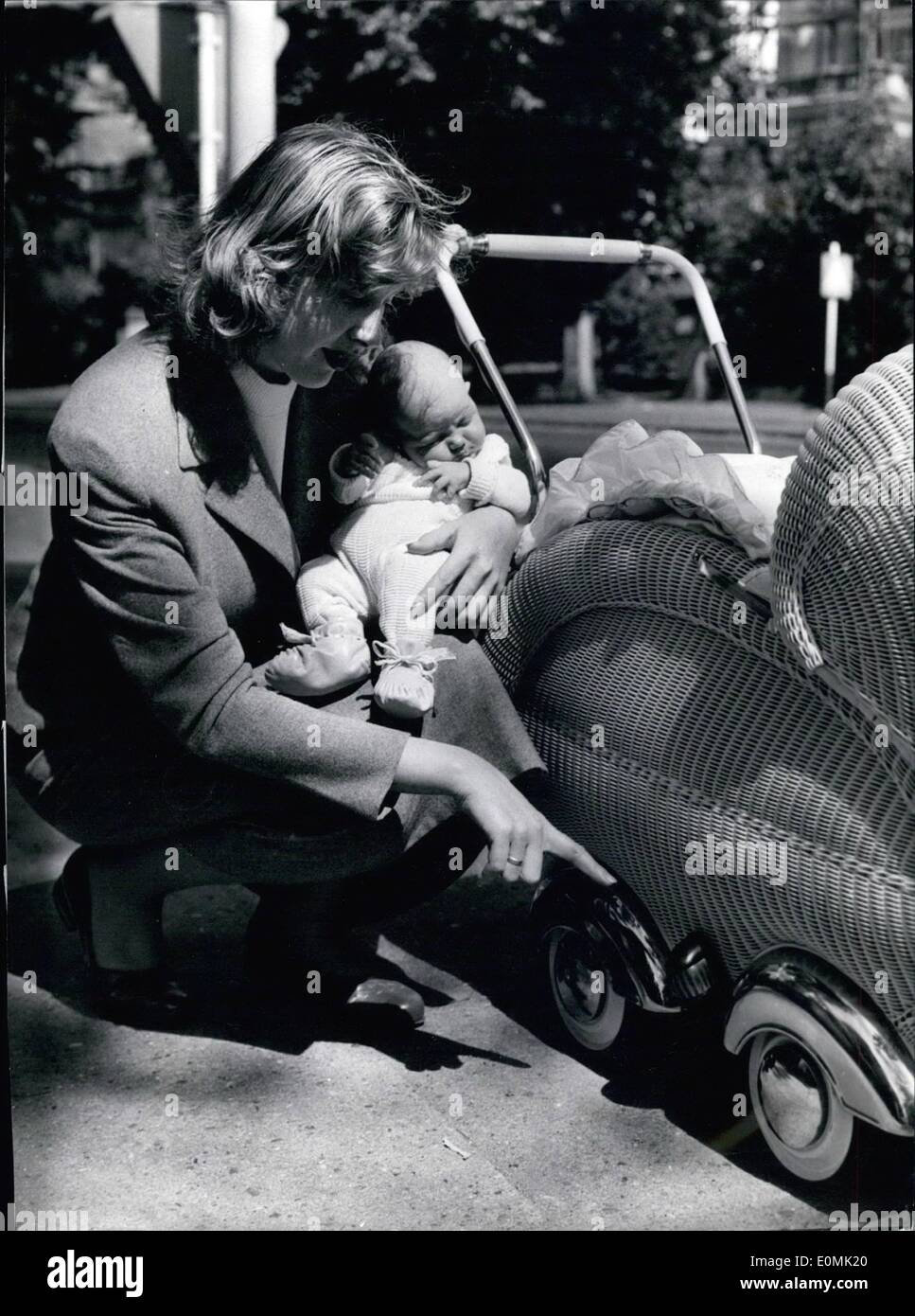 7. Juli 1955 - schauen, wir fahren sicherer jetzt: Daddy Muetzel aus Hamburg ausgestattet Lichtsignale auf dem Auto seines Kindes Ingrid. Jetzt einfacher für Mamy im Stadtverkehr zu fahren! Ein Horn wäre nicht so schlimm zu '', sagt wenig Ingrid. Stockfoto