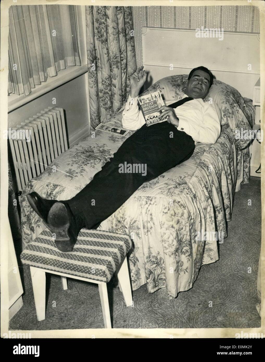 Sept. 09, 1955 - Hollywood-Filmstar - 6 ft 4 Zoll Rod Cameron, heute in London angekommen. Hier ist hier, Mike O'kelly, der kämpfenden Detektiv hier '' Pass zum Verrat '' - die zu fertigenden für Eros-release zu spielen. Es wird seinen ersten britischen Film sein. Foto zeigt Rod Cameron musste einen Schemel für seine Füße - zu verwenden, weil das Bett zu kurz - war wenn Sie heute in seinem Hotel in London zu entspannen. Stockfoto