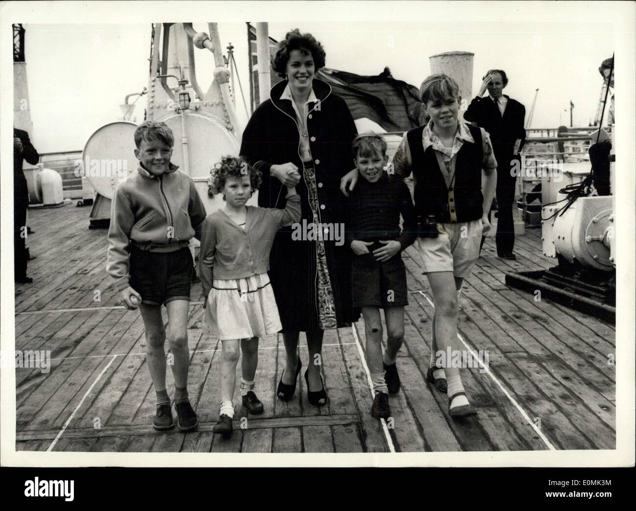 Sept. 15, 1955 - Anne Zandvliet zu Fuß auf dem Deck des Orontess bei Tilbury heute. Sie sind L, R: Robert (8); Paulina (6); Anna (21); Gerrard (9) und Adriane (12) Stockfoto