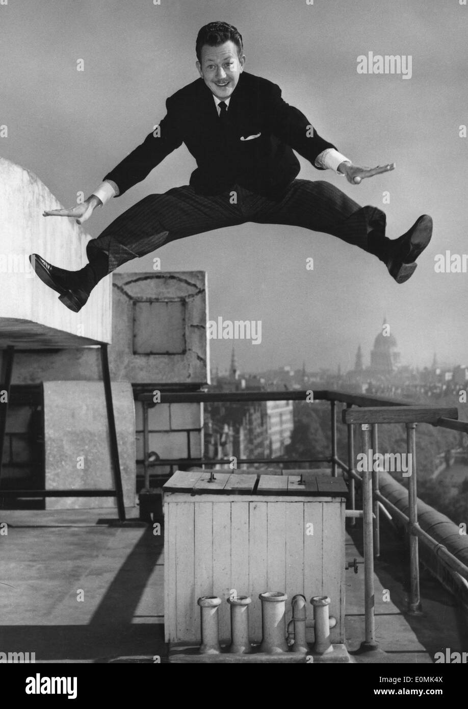 Schauspieler Donald O'Connor berührt seine Zehen auf dem Dach eines Hotels Stockfoto
