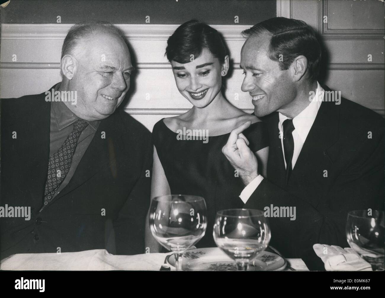 10. Oktober 1955 - Audrey Hepburn und Mel Ferrer In Paris: Audrey Hepburn und Mel Ferrer, der in '' rot Krönung '' Filmhund einen Film in Paris produziert werden, sind Bilder mit dem Hersteller in einem berühmten Restaurant in Paris, wo sie gemeinsam zu Abend aßen. Stockfoto