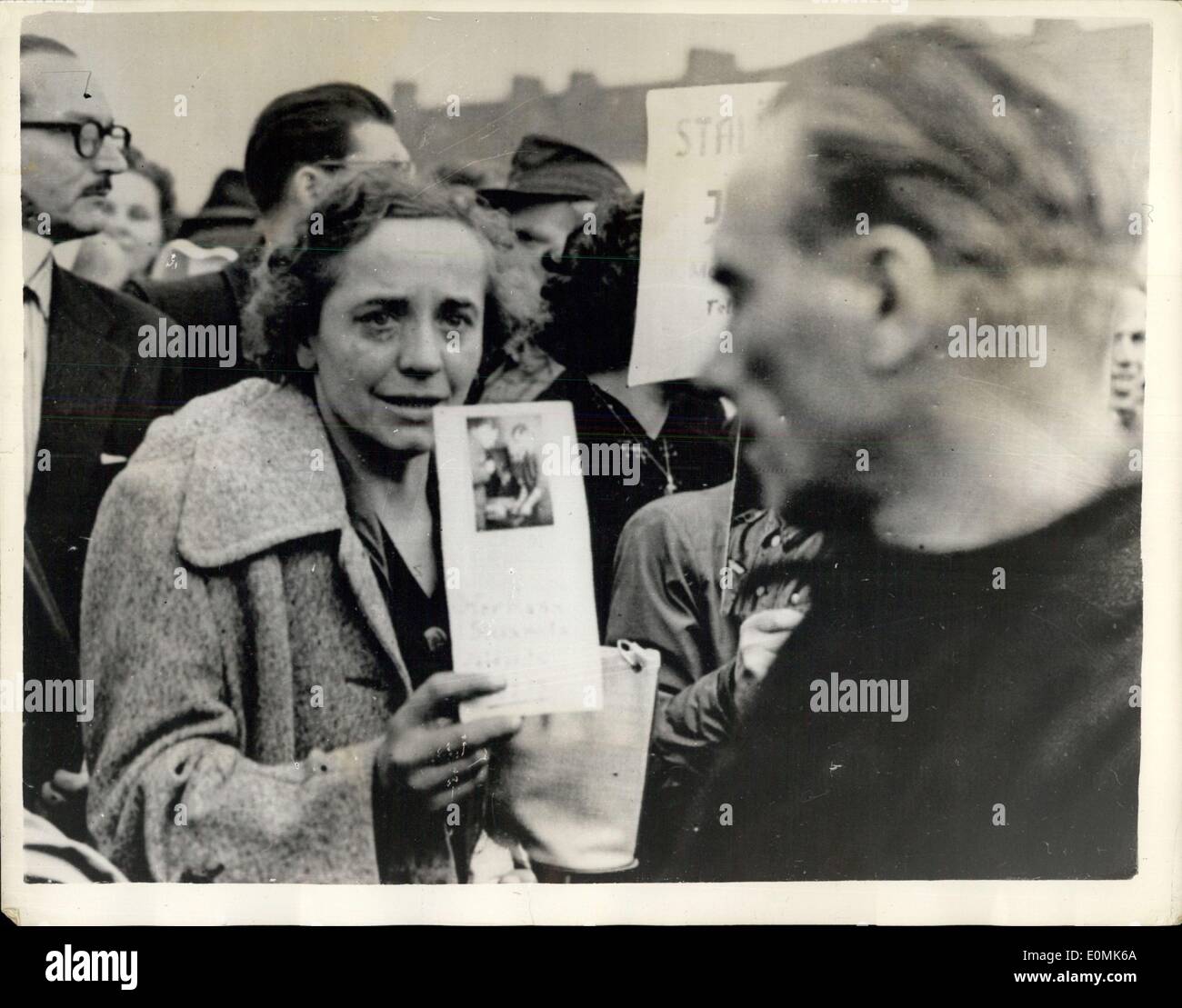 10. Oktober 1955 - zurück die '' verlorene Armee '' nach Hause. '' Hat jemand gesehen, mein Sohn?'': viele ergreifende Szenen wurden bei mehr als 800 Überlebende der russischen Armee Hitlers Friedland Camp - am Ende ihrer Reise aus der russischen Gefangenschaft Ankunft erlebt werden. Viele Mütter und Ehefrauen waren sein gesehen, scannen die Gesichter der Neuankömmlinge - Hoffnung gegen alle Hoffnung, ihre Männer unter ihnen zu finden. Foto zeigt eine tragische Mutter schiebt ihren Weg durch die Heimkehr Gefangenen - ihr Gesicht naß von Tränen - hält ein Bild des Sohnes, für wen sie sucht. Stockfoto