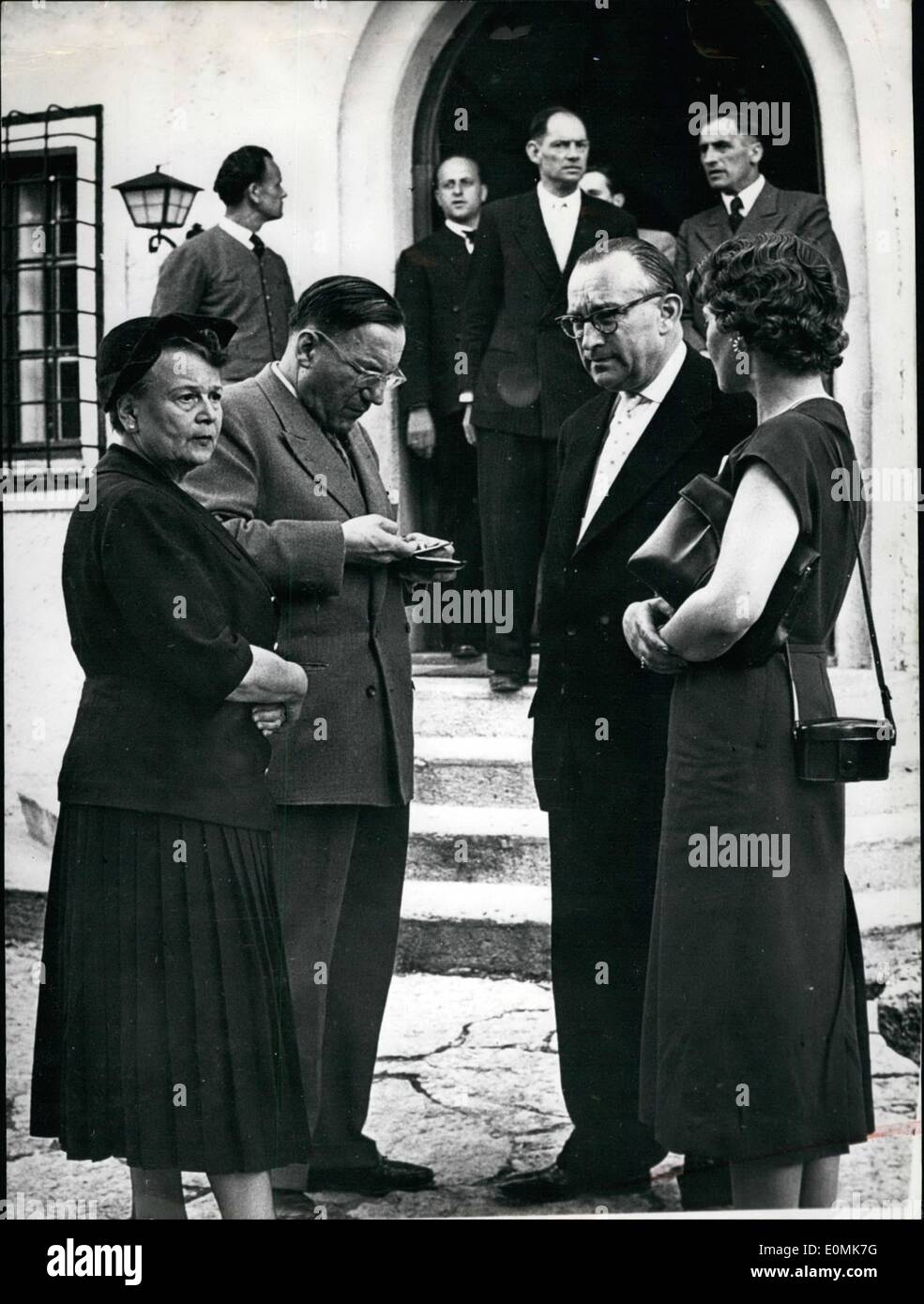 7. Juli 1955 - es wird erzählt... dass Dr. Pfleiderer ein Vertreter der deutschen '' FDP '' (Liberalen) werden die zukünftigen Botschafter bei der Sowiet Union. Foto zeigt Pflkederer in von der Schloss Fuschl (Österreich), wo er besuchte Nehru für eine Konferenz, die Sie 30 Minuten dauerte. Stockfoto