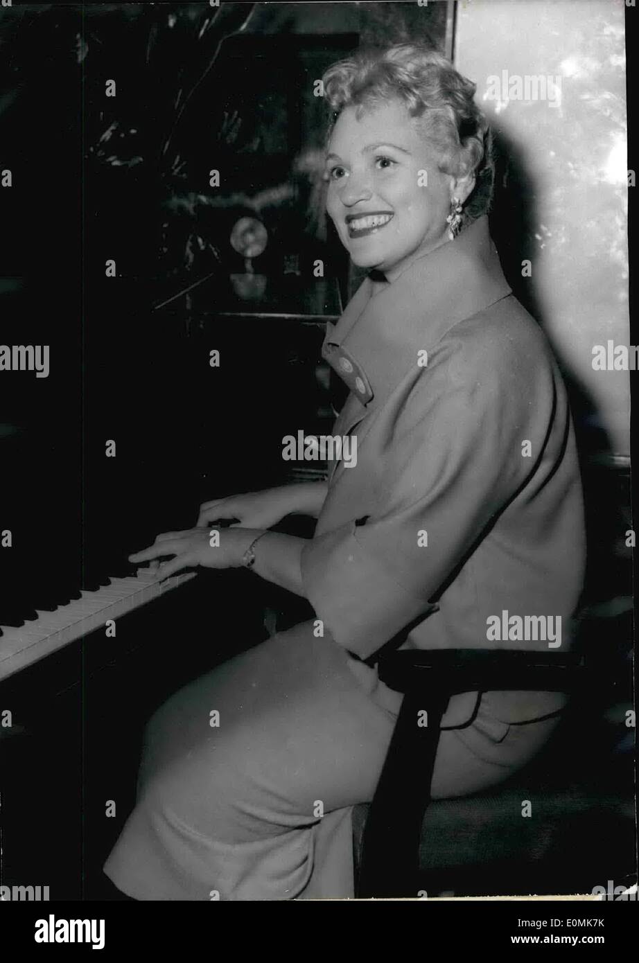 7. Juli 1955 - Judy Holliday in Paris; Der berühmte amerikanische Screen Star beweist, dass sie ein ausgezeichneter Pianist bei einem Presseempfang statt in einem Champs-Elysees Club heute ist. Sie ist in Paris für ein paar Tage bevor er zurück nach Hollywood, wo sie die Hauptrolle in einem neuen Film '' Solid Gold Cadillac " Stockfoto