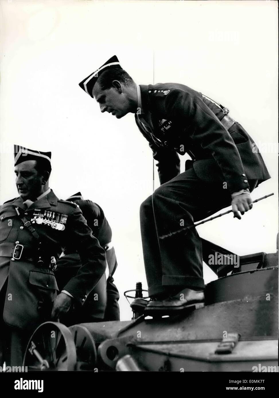 7. Juli 1955 - The Duke of Edinburgh... geprüft am Montag 11. Irish Husaren, die im Lüneburger in Deutschland stationiert sind. Seine königliche Hoheit mit Gründlichkeit geprüft und auf die Tanks montiert. Stockfoto