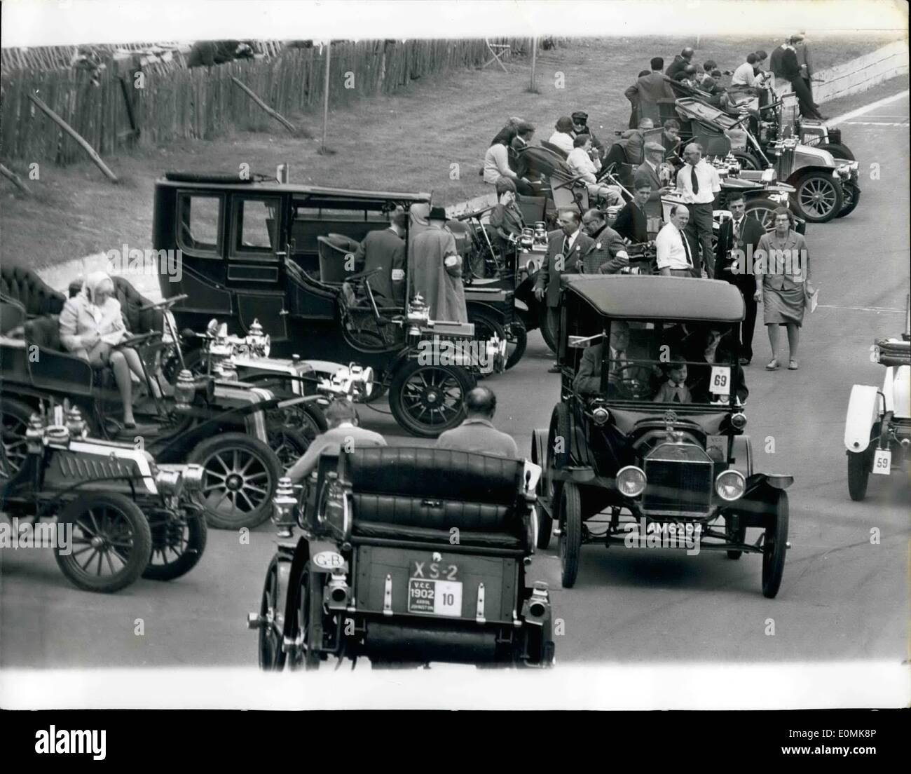 7. Juli 1955 - Veteran Car Rally bei Crystal Place: Eine herrliche Auswahl an einige der frühesten Kraftfahrzeuge zusammengebaut gestern im Crystal Palace in London-Veteranen-Rallye. Foto zeigt eine 1915 (Nr. 69), angetrieben von A. Macintosh von Buckingham, Kent, vorbei an einem 1902 (Nr. 10) Arrol-Johnstone, angetrieben von n.r. Cole vor einigen die Oldtimer auf die gestrige Kundgebung. Stockfoto