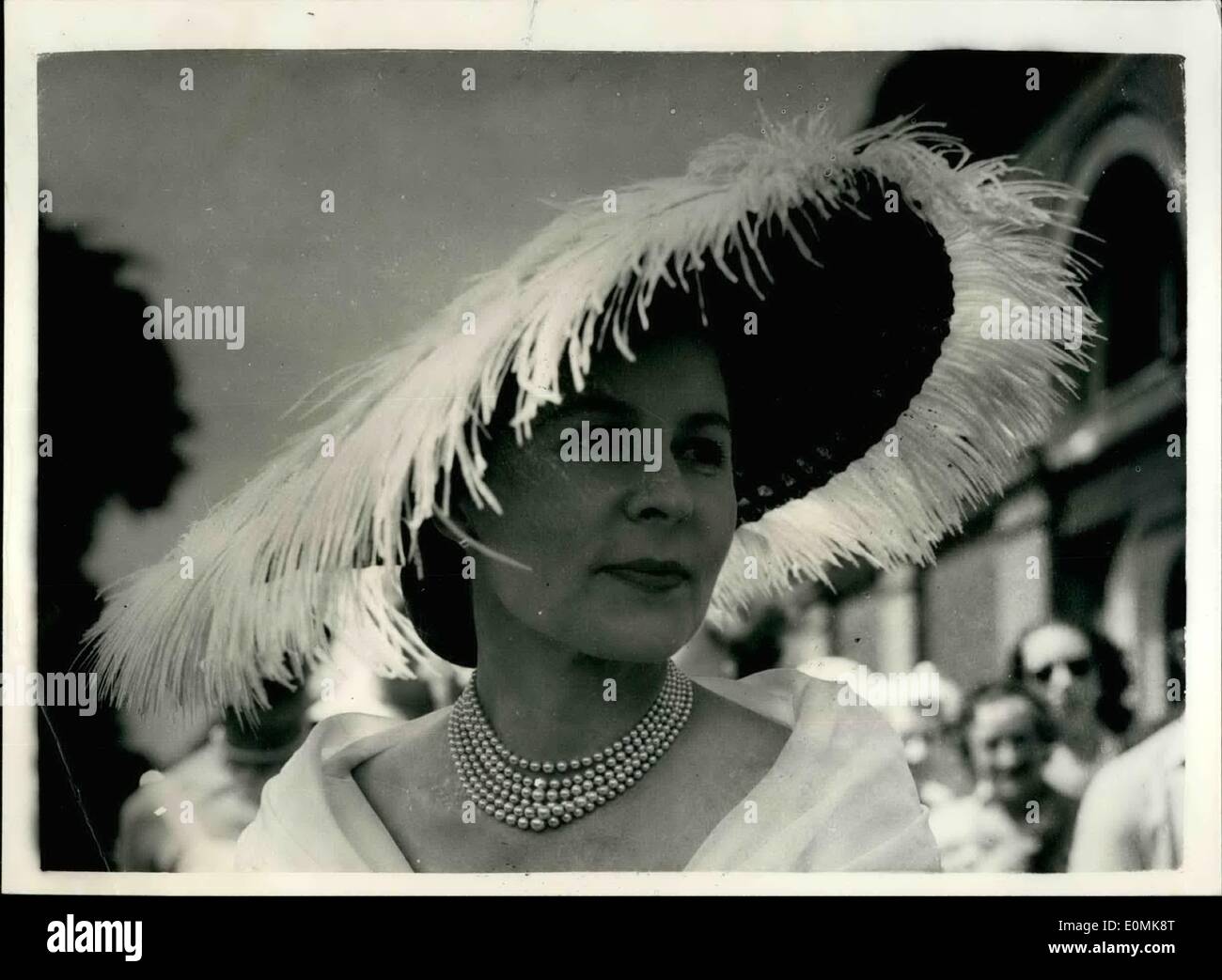 7. Juli 1955 - zweiter Tag des Royal Ascot Meetings. Schwarzer Stamm getrimmt mit weißen Federn. Foto zeigt Frau Maria Wilkinson trägt einen schwarzen Strohhut mit weißen Federn gestutzt, wenn sie in Ascot heute Nachmittag für den zweiten Tag für die Royal Meeting ankam. Stockfoto