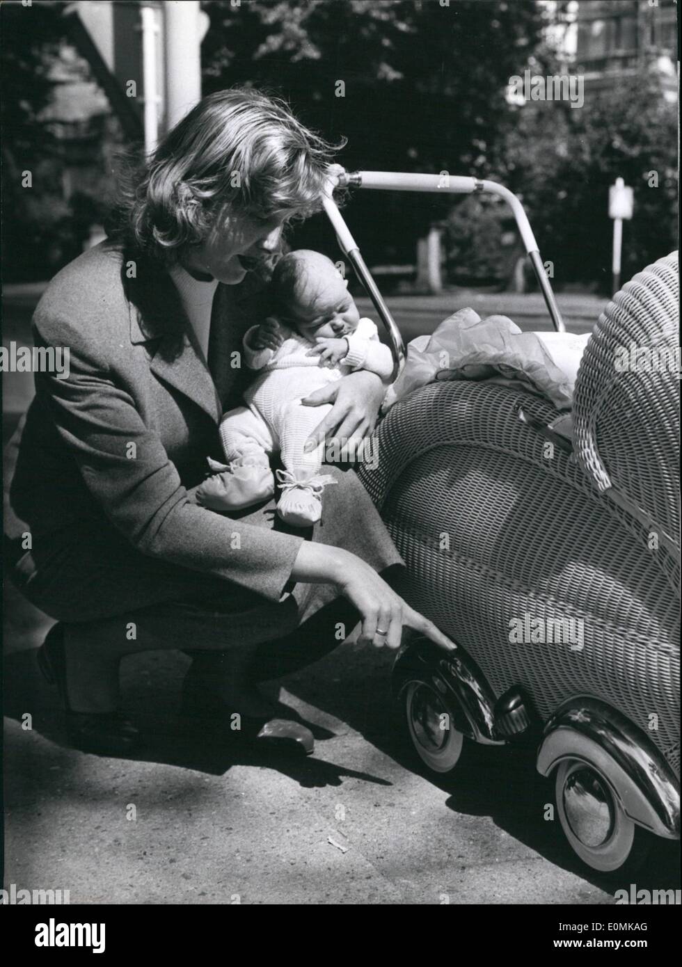 7. Juli 1955 - Look, wir fahren sicherer jetzt...: Daddy Muetzel aus Hamburg-Lichtsignale auf dem Auto seines Kindes Ingrid. Jetzt seine für Mamy in der Stadt-Verkehr fahren!. '' Ein Horn wäre nicht so schlimm zu...'', des Sagens wenig Ingrid. Stockfoto