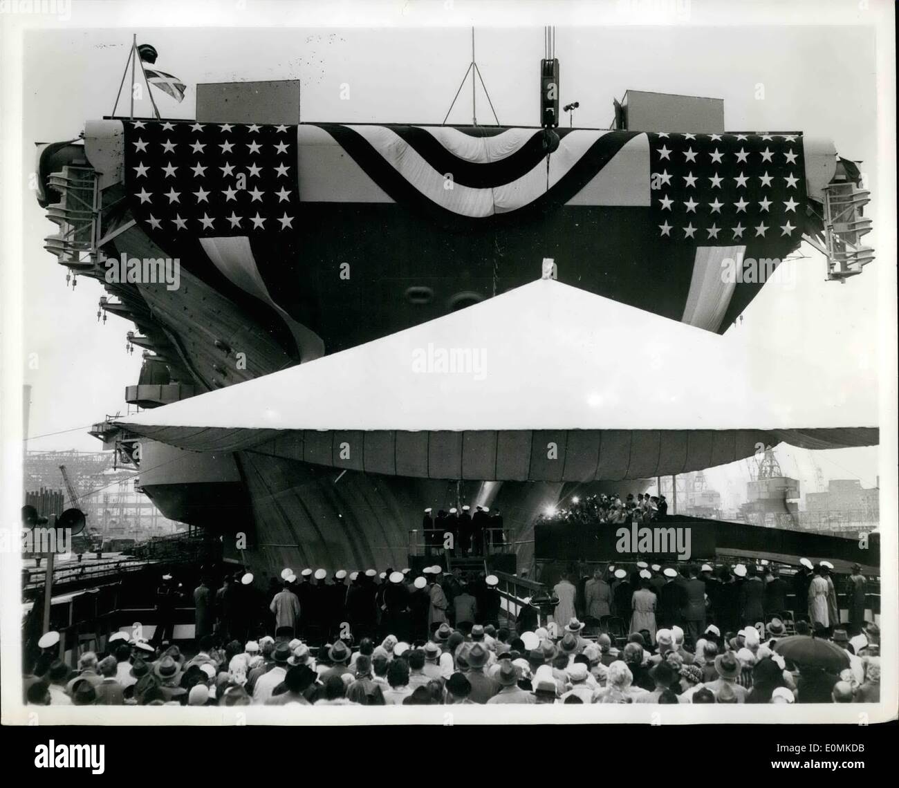 10. Oktober 1955 - wurde weltweit mächtigsten FLAT-TOP getauft AT NEW YORK NAVAL SHIPYARD USS SARATOGA, neueste von der Navy Angriff Träger von Mrs Charles S. Thomas, Ehefrau des Secretary Of The Navy in der New York Naval Shipyard, Brooklyn, getauft. Angekündigt von der Marine als mächtigste Kriegsschiff der Nworld,'' das 60.000-Tonnen-Wohnung-Top ist fast fünf Blöcke lang und mehr als einen Block breit. Ihr Antrieb-Equipment, gebaut von der General Electric Company in Lynn, Masse Stockfoto