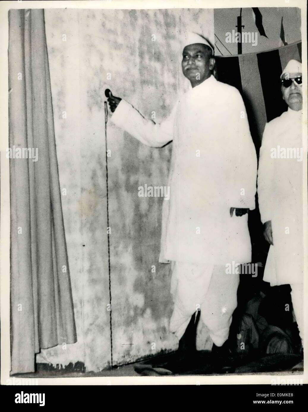 10. Oktober 1955 - WEIHT indischen Präsidenten PUNJAB Hauptstadt. DR. RAJENDRA PRASAD, indischer Präsident, kürzlich offiziell eingeweihte CHANDIGARH, eine neue Stadt, die In den Worten von Herrn Nehru, '' Indiens Zreedam frei von den Traditionen der Vergangenheit symbolisiert ''. Mehrere tausend Gäste versammelten sich im Chandigarh aus ganzen Nordindien zu sehen, der Präsident Punjab noch unvollendet Kapital zu segnen. Sie sahen den Präsidenten eine elektrische drücken und enthüllen ein Masterplan von Chandigarh. Der Chief Minister, Herr Stockfoto