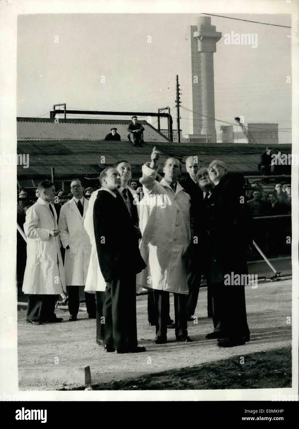 11. November 1955 - besucht Duke of Edinburgh Kernkraftwerk Calder Hall. Vor kurzem besuchte H.R.H The Duke of Edinburgh Großbritanniens erstes Kernkraftwerk Calder Hall, Cumberland... Foto zeigt:-der Herzog von Edinburgh während seiner Tour von der Station zeigt die Windscale Pfähle im Hintergrund zu sehen... Die Gruppe umfasst Mr G.H. Davey, general Manager (1.. links); Sir Edwin Plowden, Vorstandsvorsitzender der U.K.A.E.A. (2.. links) und Sir Christopher Hinton (6.. links) Stockfoto