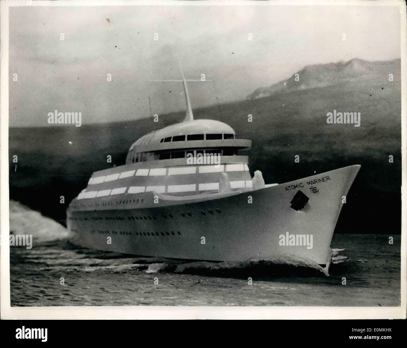 11. November 1955 - verleiht Luxus LINER OF THE FUTURE, dieses Modellschiff eine Vorstellung davon, wie die zukünftige Luxusliner Vith atomaren betrieben Stockfoto