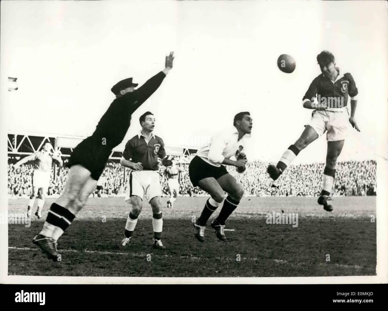 11. November 1955 - Fußball. WALES VERSUS Österreich Österreich schlagen  Wales durch zwei Tore auf einen in der internationalen Fußballspiel gestern  bei Wrexham. KEYST0IE Foto DiOWS, österreichische Torhüter ENGELMEIER,  erspart ALLCHURCH (rechts),