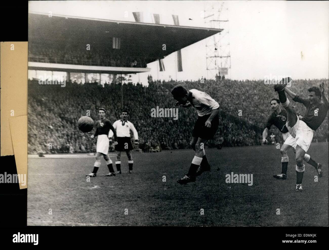 11. November 1955 - das zweite Tor für Deutschland: ist dieser Kopf geworfen Kugel, die Rohrig der deutschen Fußball-Nationalmannschaft in der norwegischen Tor bekam. Deutschland gewann das Spiel gegen Norwegen mit 2:0 Tore. Es nahmen heute an der Wildpark Stadion in Karlsruhe. Stockfoto
