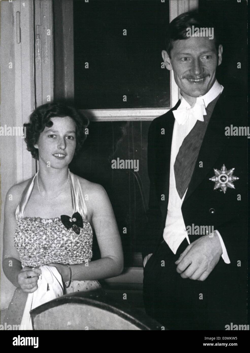 10. Oktober 1955 - Married Just; Foto zeigt Prinz Rasso von Bayern und Erzherzogin von Österreich Theresia Monika verheiratet heute auf Schloss Wallsee (Österreich) Stockfoto