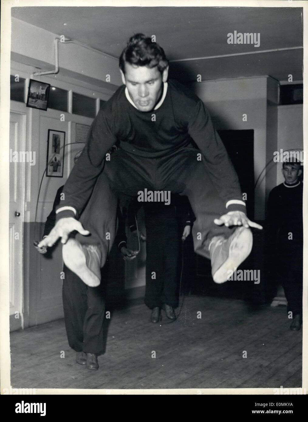 10. Oktober 1955 - russischen Boxer In London bekommen Fighting-Fit für ihren Wettbewerb mit Englands Amateure: zwölf russische Amateur-Boxer, die gestern in London angekommen ging entlang in Blooms Turnhalle heute zu kämpfen-für ihren Wettbewerb mit Englands Amateuren im Wembley-Stadion am Mittwoch, den 19. Oktober Fit zu bekommen. Foto zeigt Gennadi Boyarshinov, den russischen Halbweltergewicht, während ein Ort der Ausbildung tun Übungen springen zu sehen. Stockfoto