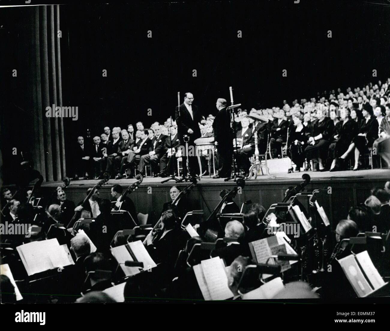 11. November 1955 - geschah Übergabe des Schlüssels für die neue Oper Wien, bombardiert 10 Jahre vor heute Morgen während einer Feier. Herr Illig (links) Minister in wirtschaftlichen Angelegenheiten übergibt den Schlüssel an Mr Drimmel (rechts) Minister für Bildung. Stockfoto