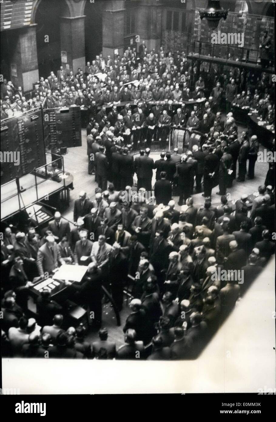 11. November 1955 - Schweigeminute an der Börse in Paris: eine Schweigeminute im Gedenken an die Opfer des Krieges wurde heute Morgen in Paris Börse beobachtet 1914-18. Diese Zeremonie dauert immer legen Sie einen Tag vor, da der Markt am 11. November einen ungewöhnlichen Aspekt der geschlossen ist die in der Regel so animiert Hall. Stockfoto