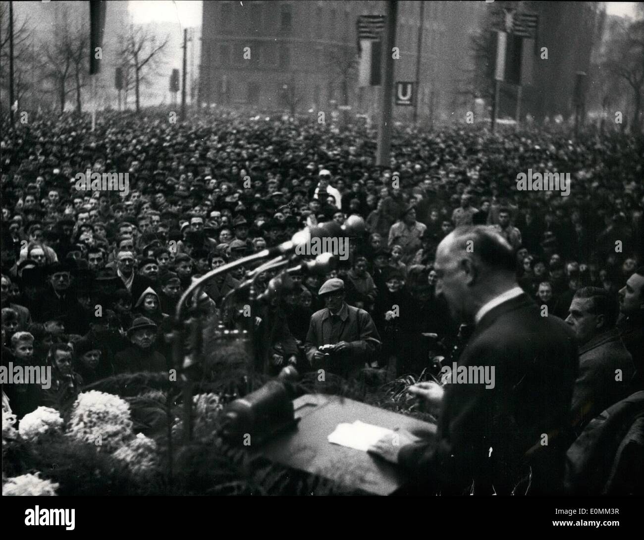 11. November 1955 - ruft Berlin die Welt! Unter diesem Motto wurde eine große Kundgebung im Rudolf-Wilde-Platz, zu dem Tausende von Berlins kamen, genannt. Es fand vor dem Rathaus Schöneberg. Nach ihr Versagen in Genf äußerte Berlin seinen Wunsch nach einem unifi Stockfoto