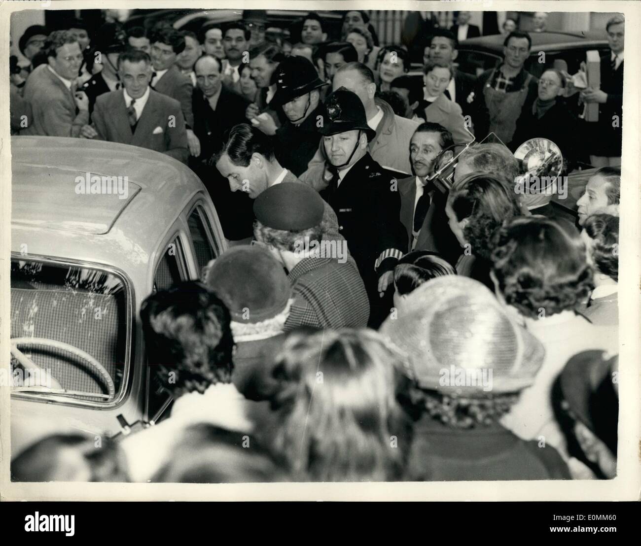 10. Oktober 1955 - Kapitän Townsend verlässt seine London flachen Einstieg in seinem Auto: eine große Schar von Schaulustigen und Presseleute gesammelt Stockfoto