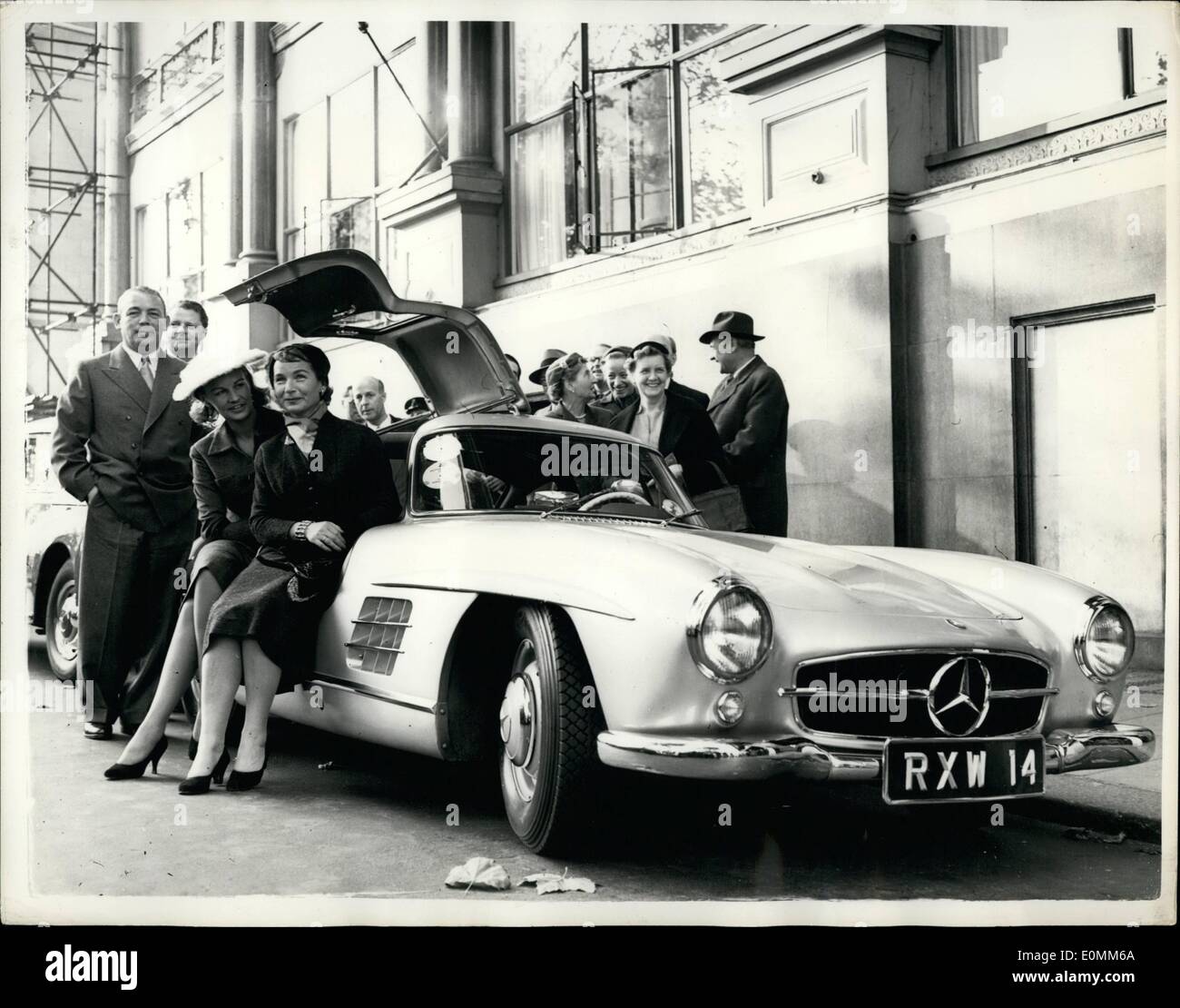 10. Oktober 1955 - deutschen Mercedes-Benz Auto gehen im Konvoi auf der Motor Show: Ein Konvoi von deutschen Mercedes-Benz Cars, links mit einer Gruppe von deutschen Ingenieuren aus der Deutsch Verbund, für den Autosalon. Foto zeigt: Zwei Dame Mitglieder der Partei - gesehen immer in einen Mercedes 300 SL Sportwagen - die in dem Land am 4392 bepreist werden. 15.10 - vor dem verlassen für die Motor Show heute. Sie sind (L, R) Frau Otte Wolff Von Amerongen, Ehefrau eines der deutschen Stahl Chefs- und Frau Ffitz Berg, Gattin des Präsidenten des deutschen Federated Industrie. Stockfoto
