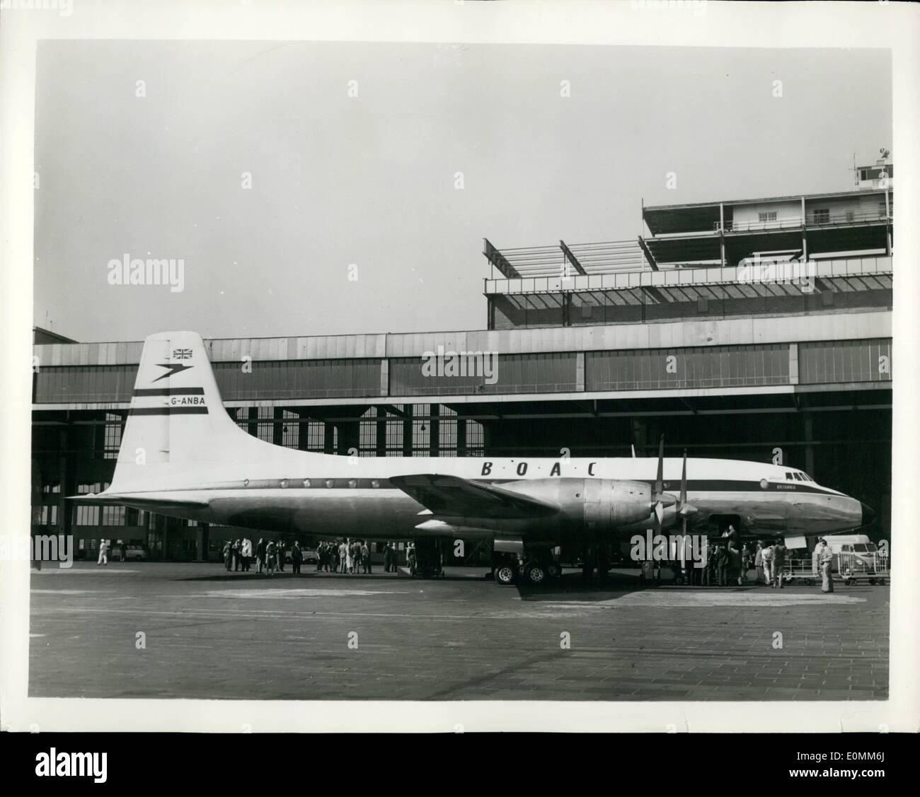 10. Oktober 1955 - Großbritanniens neue Turbo - Prop-Verkehrsflugzeug, das Bristol Britannia am gegenwärtigen Prüfungen unterziehen, vor kurzem nach Berlin geflogen. Die 100-Passagier-Riese ist auf Bestellung für Briten im Ausland in diesem Jahr. angetrieben von vier Proteus-Propeller-Turbinen, werden die ersten wirklich großen Turbo, Propeller-Verkehrsflugzeug in regelmäßigen Service zu gehen. Bild zeigt deutsche Inspektion der Britannia am Flughafen Tempelhof, Berlin, bieten einen '' Maßstab '' mit dem Turboprop-Größe zu beurteilen. Stockfoto