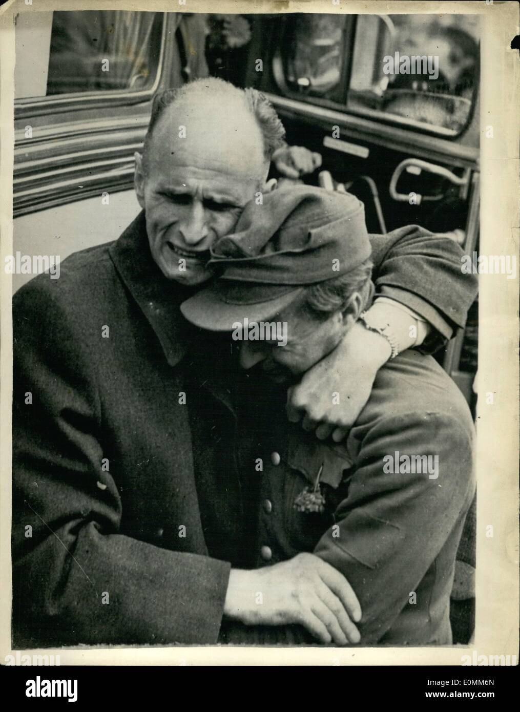 10. Oktober 1955 - zurück die '' verlorene Armee '' nach Hause. Weeping Vater begrüßt seinen Sohn: Viele ergreifende Szenen waren sein Zeuge wenn Stockfoto