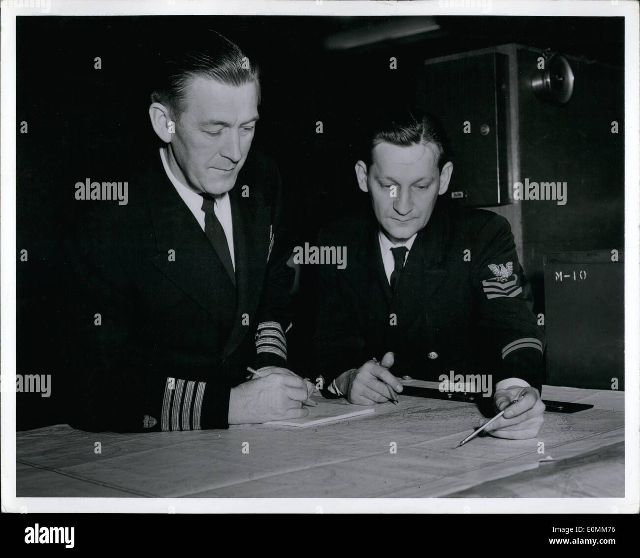 10. Oktober 1955 - offizielle U.S. Coast Guard fotografieren: Kapitän Carl B. Oleon (links), Operationen und Air Officer für die Ostregion und Chief Quartermaster B. R. Stolars, Aest. Berechnen Sie SAR-Controller, abfangen natürlich Küstenwache Suche und Rettung Flugzeug Anroute von Bermuda zu unterstützen und stehen durch ein Flugzeug auf dem Weg zur Nermuda, die hat Recht auf Kraftstoff laufen und bereitet sich in der Nähe von Ocean Station '' Echo'' Graben Stockfoto