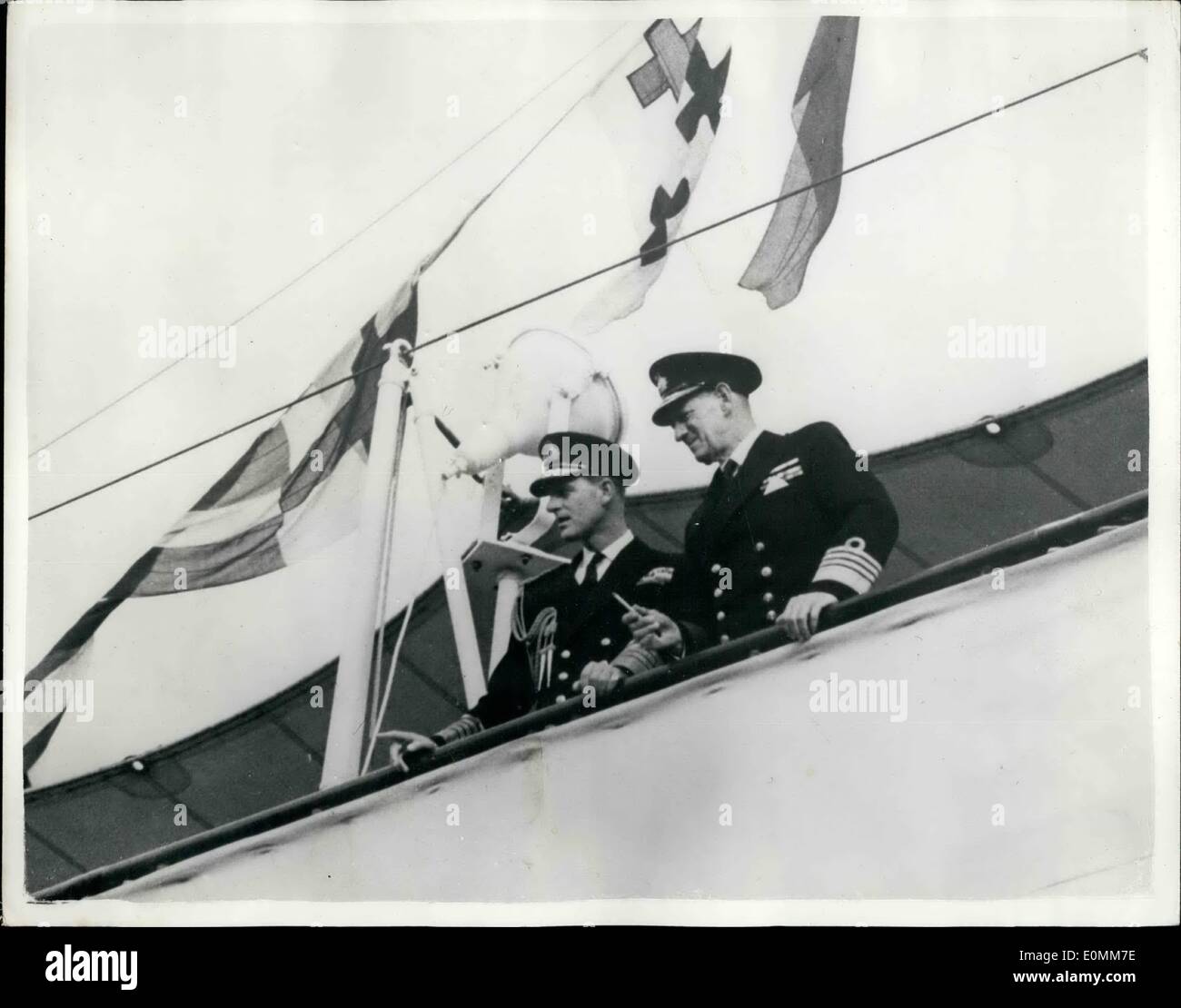 15. Oktober 1955 - Herzog von Edinburgh eskortieren König Friedrich über die königliche Yacht - Britannia. König Frederick von Dänemark war zum Mittagessen an Bord der Royal Yacht Britannia - von der Duke of Edinburgh bei dessen Besuch nach Kopenhagen im Zusammenhang mit der britischen Fachausstellung unterhalten. Der Herzog begleitet den König auf eine Tour durch das Schiff. Sie sind hier auf der Brücke gesehen. Stockfoto
