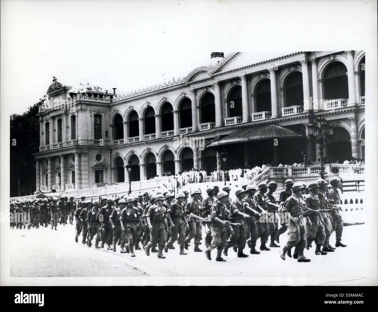 16. November 1955 - End Of A Mission Saigon, Vietnam: Vor führenden Ngo Dinh Dinem und anderen staatlichen vietnamesischen Truppen passieren; Führer wie Saigon die Soldaten nach Hause als Helden empfangen, sind die Männer, die die letzten Rebellen-Hochburgen südlich von Saigon ausgelöscht. Mehrere Führer der Binh Xuyen Rebellen haben nach Frankreich statt. Stockfoto